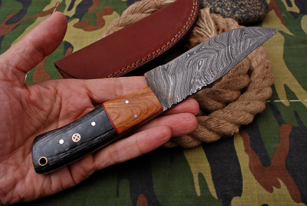 AW-007 "The Trailblazer" Handmade Damascus Steel Hunting & Skinner Knife with Rich Wood & Horn Handle